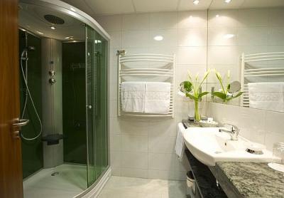 Schönes Badezimmer des Balneo Hotel Zsori, in Mezokovesd - ✔️ Balneo Hotel Zsori Mezőkövesd ✔️ Balneo Kurhotel