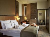 Elegantes Doppelbett Zimmer im Hotel Barack in Tiszakécske in Ungarn im Thermal und Heilbad Hotel