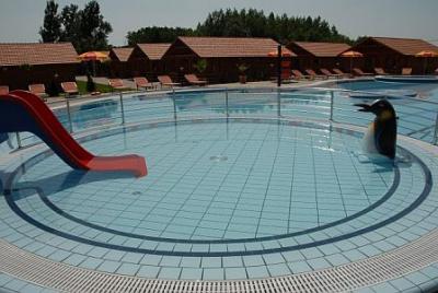 Wasserrutsche für Kinder, Innen- und Aussenbecken, Erlebnisbad - ✔️ Bungalow Aqua**** Cserkeszolo - Wellness Bungalow Aqua Spa in Cserkeszölö zum günstigen Preis für Familien