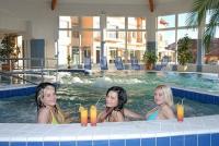 Bedeckte Becken und Jacuzzi in Aqua Spa Wellness Hotel Cserkeszolo