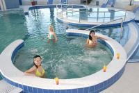 Wellnessbereich mit Jacuzzi in Aqua Spa Wellness Hotel Cserkeszolo