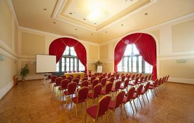 Konferenzsaal zu vermieten in Godollo in elegante und stille Umgebung, in der Nähe von Budapest - Hotel Erzsebet Kiralyne*** Gödöllö - billiges 3-Sterne Hotel für die Zeit von Formel1 in Gödöllö