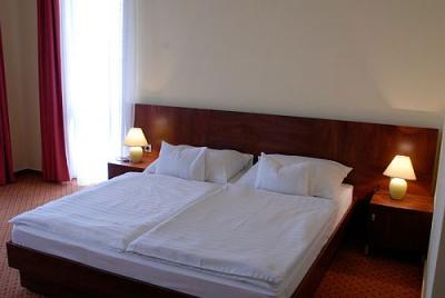 Zweibettzimmer im Hotel Falukozpont Ujhartyan - angenehm und bequem - Falukozpont Hotel*** Ujhartyan - Billige Unterkunft an der Autobahn M5 - Konferenzhotel in Ungarn 
