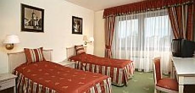 Györ Hotel Kalvaria - Elegantes Zweibettzimmer im 4-Sterne- und 3-Sterne-Hotel in Györ - ✔️ Hotel Kálvária**** Győr - Zimmerreservierung mit günstigen Preisen in Hotel Kalvaria Györ