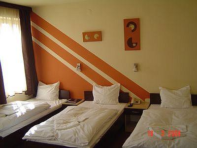 Agoston Hotel Pecs - elegantes Zimmer mit 3 Betts im Zentrum von Pecs zum günstigen Preis - Hotel Ágoston*** Pécs - Hotel im Pécs, Ungarn