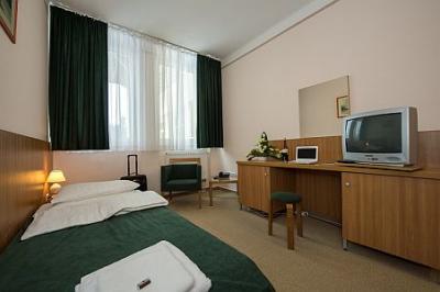 Last Minute Aktion im Alföld Gyöngye Hotel - Hotelzimmer mit Eintrittskarte ins Erlebnisbad - ✔️ Alföld Gyöngye Hotel*** Orosháza - Billige Unterkunft mit Halbpension und Eintrittskarte ins Erlebnisbad in Oroshaza