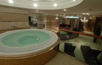 5* Hotel Divinus Debrecen - ein Whirlpool im Wellnessbereich
