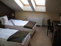 Gemütliches und geräumiges Zweibettzimmer im Szepia Bio Art Hotel in Zsambek