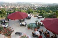 Terasse mit Panoramablick auf das Mecsek-Gebirge im Hotel Kikelet in Pecs