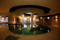 Inneres Schwimmbecken im Hotel Kikelet in Pecs