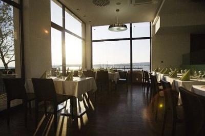 Restaurant mit Ausblick auf den Velence-See - Vital Hotel Nautis - ✔️ Vital Hotel Nautis**** Gardony - Wellnesshotel am Velence-See, Ungarn