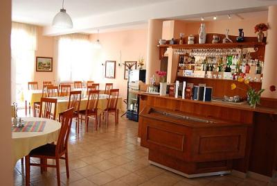 Online Hotelreservierung In Szekesfehervar - Drinkbar im Hotel Platan in Szekesfehervar - ✔️ Hotel Platan Szekesfehervar - 3 Sterne Hotel in Szekesfehervar