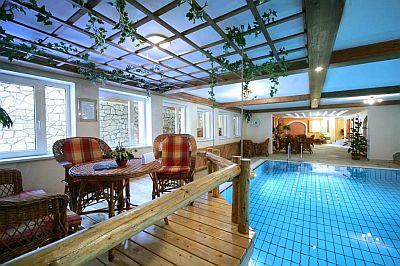 Schwimmbecken im 4-Sterne-Hotel Villa Medici in Veszprem - ✔️ Hotel Villa Medici Veszprem -  4-Sterne Hotel in Veszprem