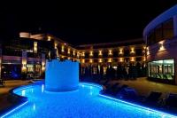 Romantisches Wellnesswochenende im Hotel Kapitany in Sümeg - Schwimmbecken in abendlicher Beleuchtung