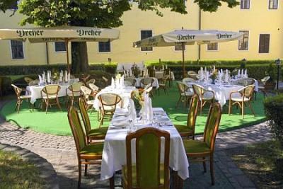 Hotel Klastrom - Café im Innenhof in ruhigen Atmosphäre, im Zentrum von Györ - Hotel Klastrom Györ - Günstiges Schlosshotel mit Halbpension im Zentrum von Györ