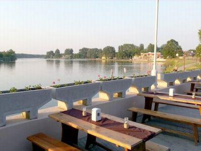 Hotel Tó Szálló Szelidi-See, Dunapataj – Grillterrasse mit Panorama im Hotel Tó in Dunapataj - Tó Szálló Szeliditópart - Sonderangebote im See Szelidi auf Dunapataj