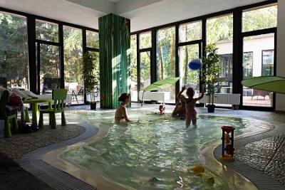 Oxigen ZEN Spa Hotel in Noszvaj - Kinderbecken - ✔️ Hotel Oxigén**** Noszvaj - Spa und Wellness Hotel Oxigen in Noszvaj mit günstigen Preisen