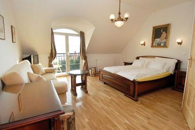 Appartement mit Antikmöbeln in Eger - Hotel Panorama Eger - Panorama Hotel Eger - romantische und billige Unterkunft in der historischen Stadt von Eger