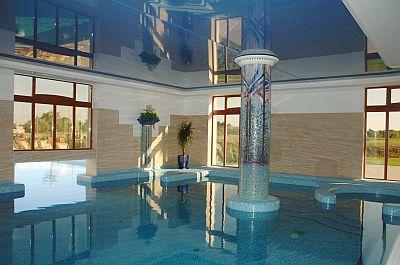 Schwimmbad im Polus Palace Hotel - Wellnessurlaub in Göd - Polus Palace Golf Club Hotel Göd - Thermal- und Wellnesshotel