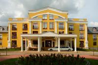 Polus Palace Thermal Golf Club Hotel God - Haupteingang des Hotels