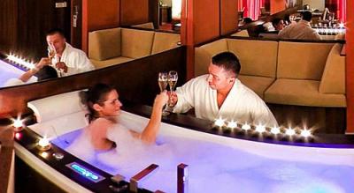 Suite mit Jacuzzi für eine romantische Wochenende im Hotel Royal Club Visegrad - ✔️ Royal Club Wellness Hotel**** Visegrád - günstige Pakete mit Halbpension in Wellness Hotel in Visegrad