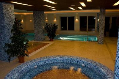 Innen Schwimmbecken vom Hotel Royal Club Visegrad - ✔️ Royal Club Wellness Hotel**** Visegrád - günstige Pakete mit Halbpension in Wellness Hotel in Visegrad