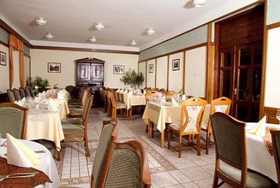 Restaurant von Schweizer Haus Pension - günstige Preise und leckere ungarische Gerichte - Svajci Lak Nyiregyhaza*** - Pension in Nyiregyhaza in der Nähe von Sóstógyógyfürdő mit niedrigen Preisen