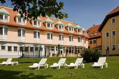 Garten des Thermalhotels in Mosonmagyarovar - Thermal Hotel Aqua *** - ✔️ Aqua Hotel Termál*** Mosonmagyaróvár - Billiges Hotel in Mosonmagyarovar im Gebiet des Kur- und Thermalbades